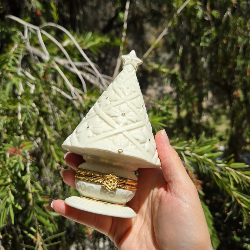 Vtg Ceramic Christmas Tree Hinged Trinket Box White‎ Gold Stars Holiday Decor